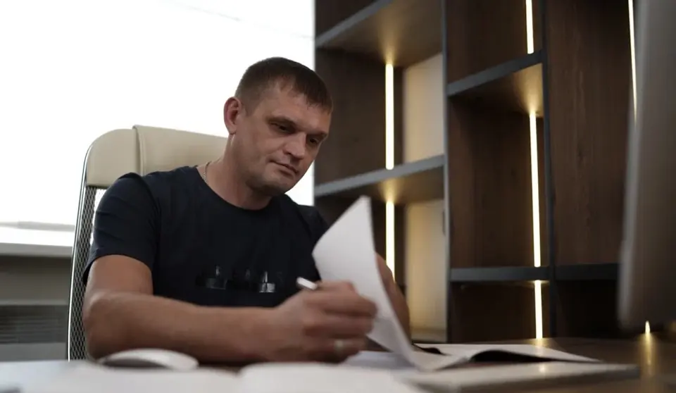 Сотрудник делает пометки в документах